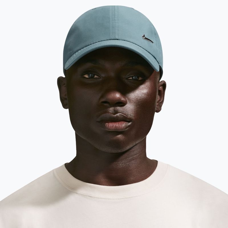 Kepurė su snapeliu Nike Dri-Fit Club Unstructured Metal Swoosh mineral Mineral slate/metallic silver 3
