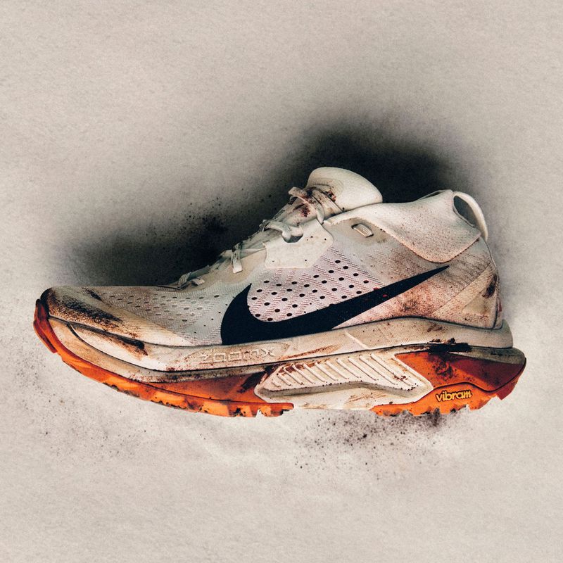 Moteriški bėgimo bateliai Nike ACG Zegama Trail summit white/phantom/safety orange/black 8