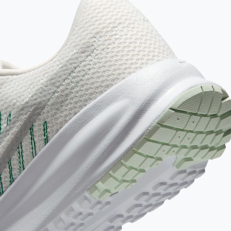 Moteriški bėgimo batai Nike Run Defy summit white/white/metallic silver 4