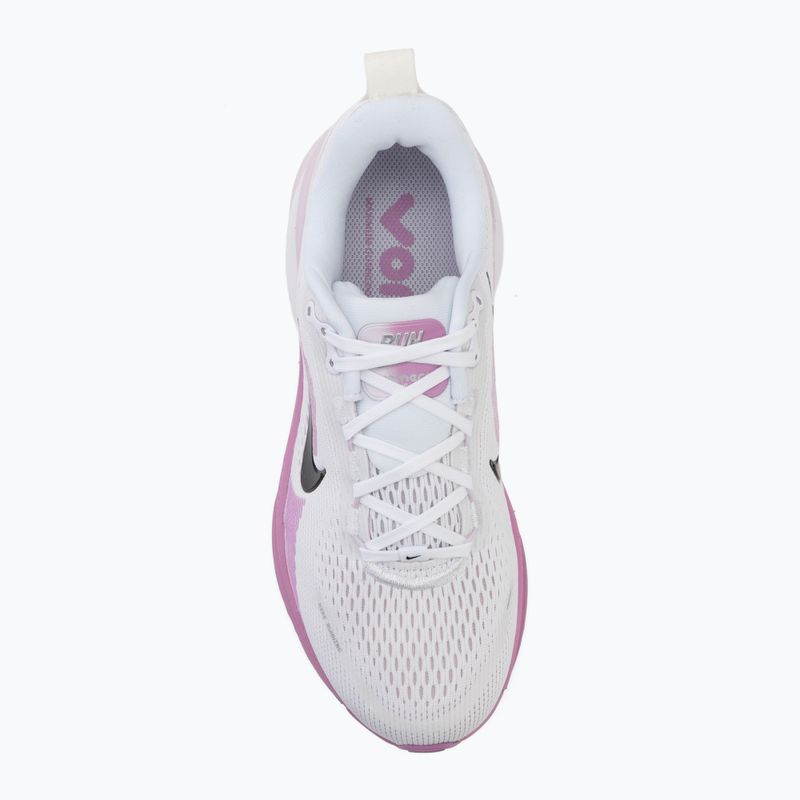 Moteriški bėgimo bateliai Nike Vomero 18 Wide balti/nuplautas alyvinis/šviesiai rožinis/juodas 5