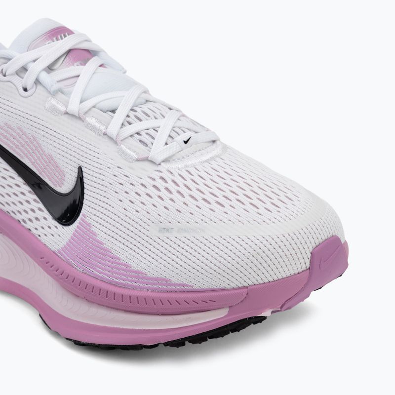 Moteriški bėgimo bateliai Nike Vomero 18 Wide balti/nuplautas alyvinis/šviesiai rožinis/juodas 7