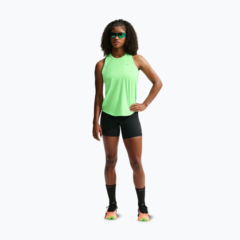 Moteriški bėgimo marškinėliai Nike Swift Dri-Fit Tank Top illusion green 2