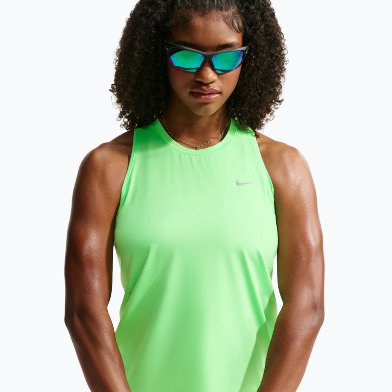 Moteriški bėgimo marškinėliai Nike Swift Dri-Fit Tank Top illusion green 4