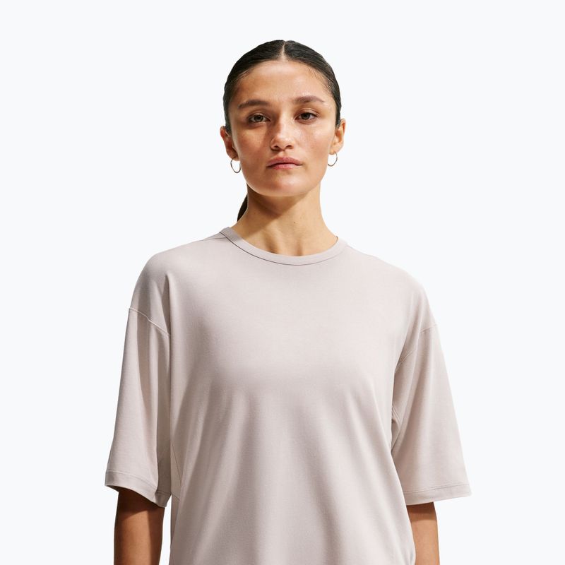 Moteriški treniruočių marškinėliai Nike 24.7 ImpossiblySoft Light cream Ii/college grey 3