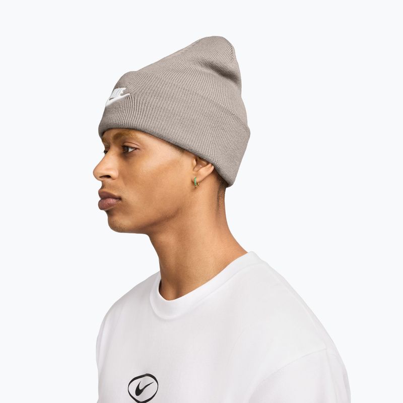 Žieminė kepurė Nike Peak Futura Beanie moon particle/white 3