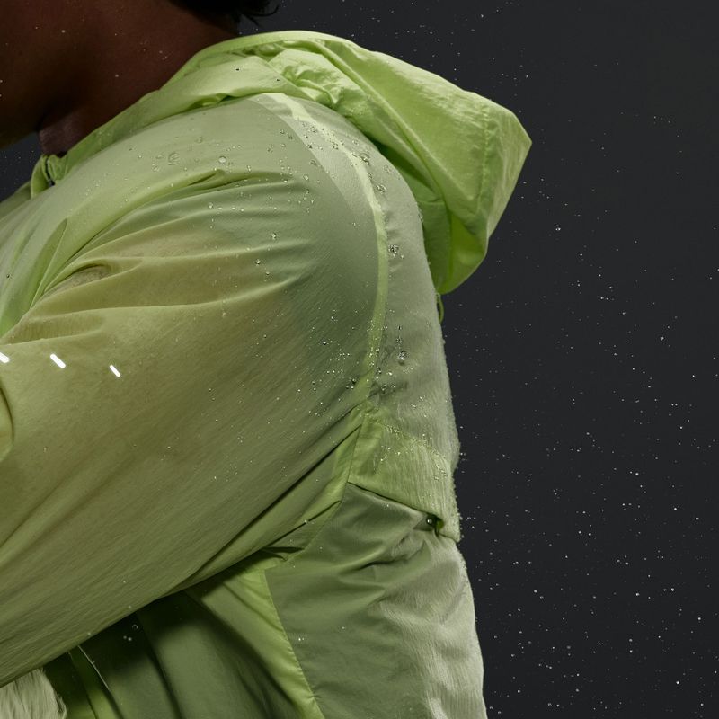 Vyriška bėgimo striukė Nike Stride Repel UV light lemon twist 11