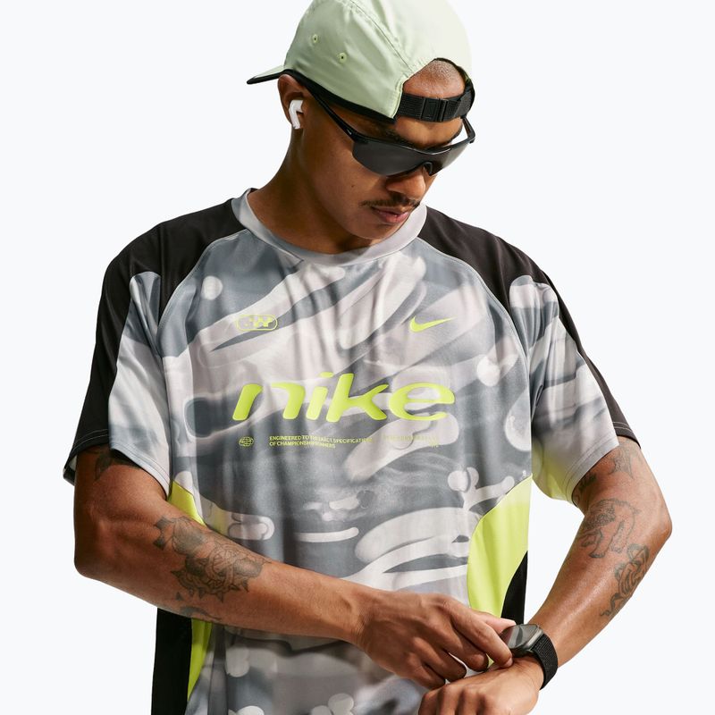 Vyriški bėgimo marškinėliai Nike Dri-FIT Printed SS smoke grey/black/light lemon twist 4