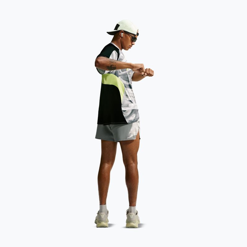 Vyriški bėgimo šortai Nike Dri-Fit 4" smoke grey/black/light lemon twist 3