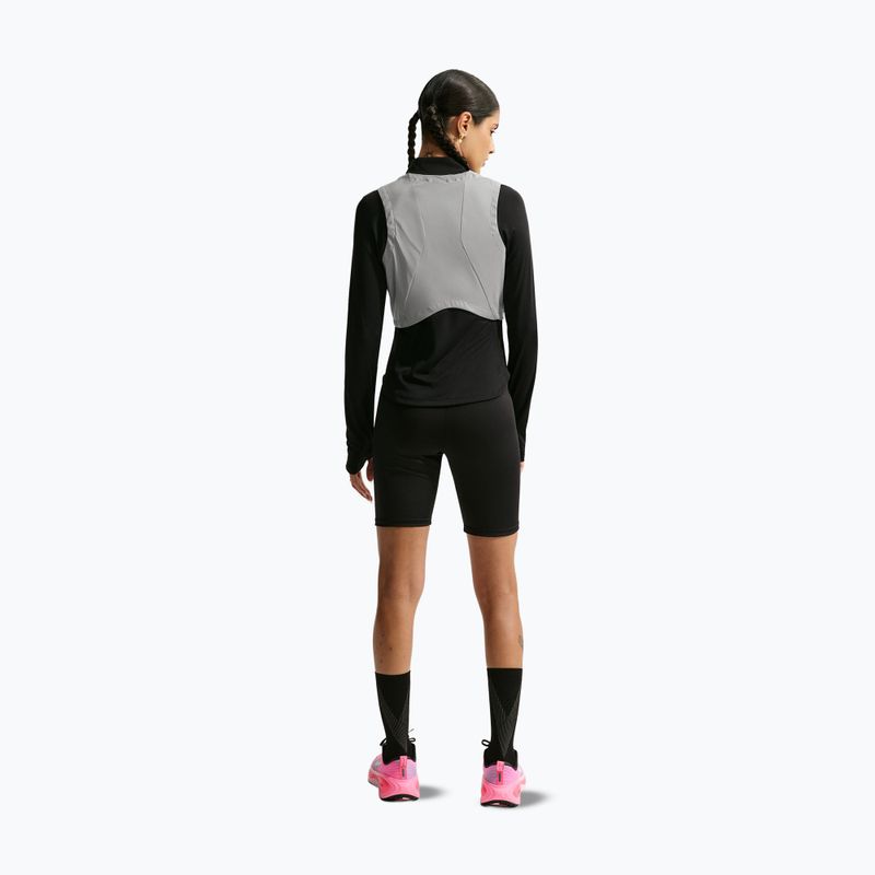Moteriška bėgimo liemenė Nike Swift Flash metallic cool grey/black 3