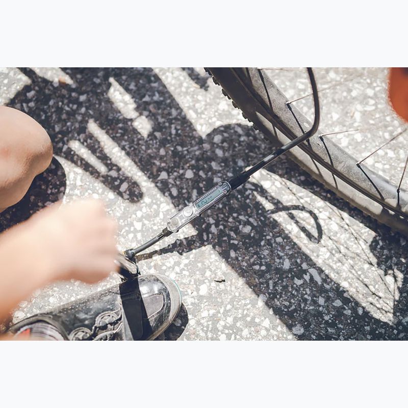 Dviratininko pompa Lezyne Micro Floor Drive Digital HPG 160psi gloss black 2