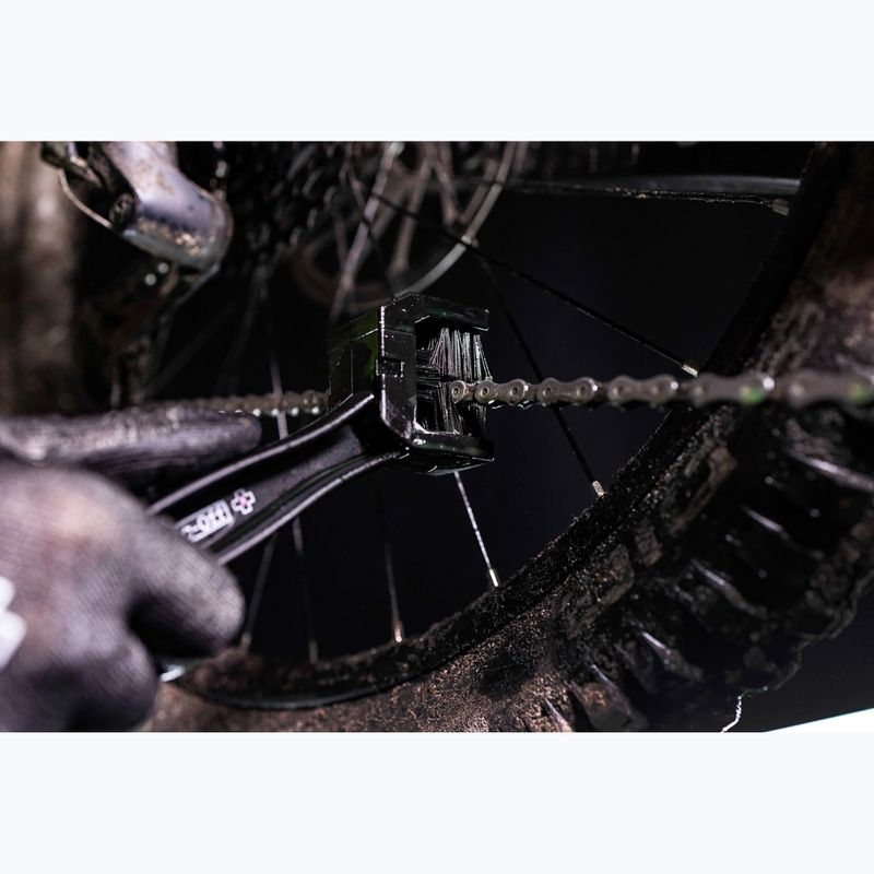 Grandinys valymo šepetys Muc-Off Bicycle Chain Brush 2