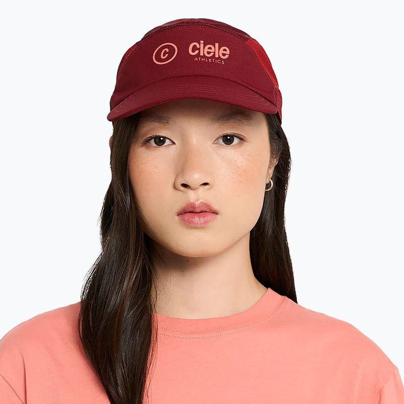 Kepurė su snapeliu Ciele Athletics FSTCap SC Classic Cside tamsiai raudona/merlot 4