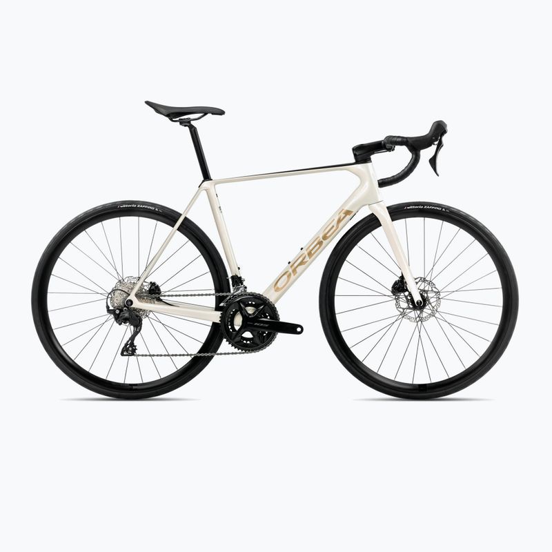 Orbea Orca M30 2025 dramblio kaulo spalvos baltas/burundy/vulkanas kelių dviratis