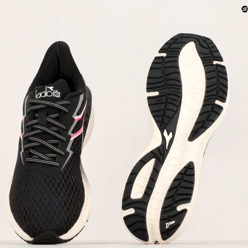 Moteriški bėgimo bateliai Diadora Strada black/whisper white 19