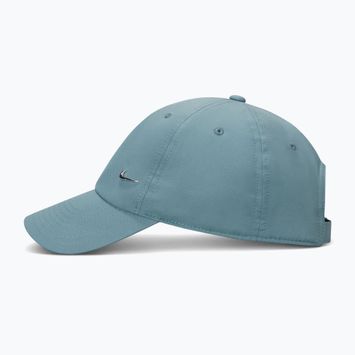 Kepurė su snapeliu Nike Dri-Fit Club Unstructured Metal Swoosh Mineral slate/metallic silver